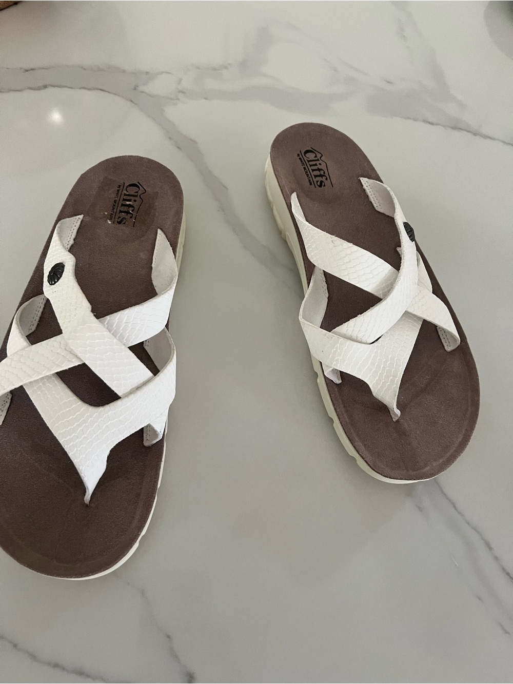 Cliffs by WHITE MOUNTAIN White Crisscross leather Textured Sandals. Size 11.5